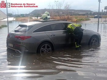 Rescatadas 3 personas dentro de un coche inundado en Viana