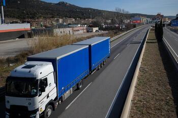 Llaman a la huelga al transporte por carretera en octubre