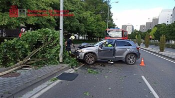 Herido leve tras una salida de vía con vuelco en Erripagaña