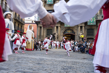 300 dantzaris y los gigantes pondrán ritmo mañana a Pamplona