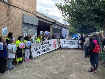 Sanitarios de Peralta se concentran ante la falta de médicos