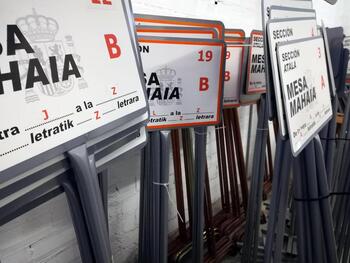 Arranca el montaje de las mesas electorales en Pamplona