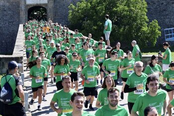 Una marcha verde corre contra el cáncer en Pamplona