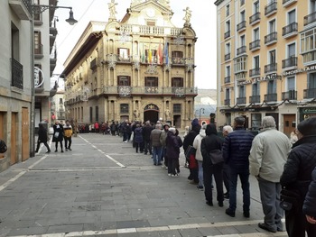 Largas colas para lograr el calendario municipal de Pamplona