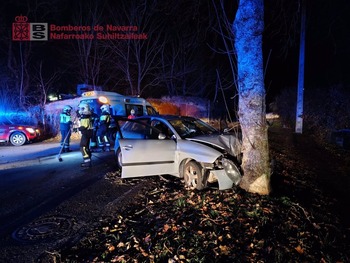 Tres personas heridas al chocar contra un árbol en Pamplona