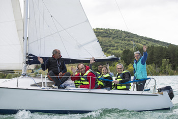 El pantano de Alloz reúne a escolares para practicar vela