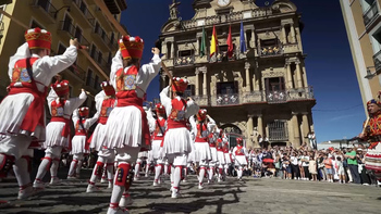 Duguna baila en kalejira por su 75 aniversario