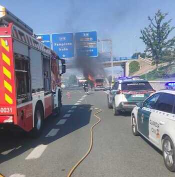 Se incendia un vehículo en la A12 en Zizur Mayor