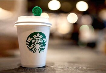 Largas colas en la apertura de Starbucks en Pamplona