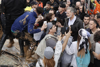 Insultos y lanzamiento de barro a la comitiva de los reyes