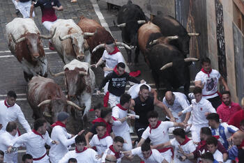 Dos toros en la plaza prolongan el primer encierro de 2024