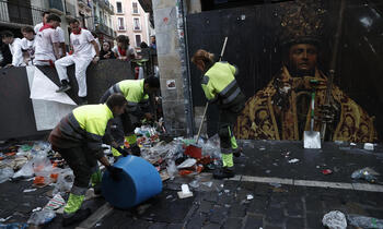 Los operarios de limpieza mantienen la fiesta de los demás