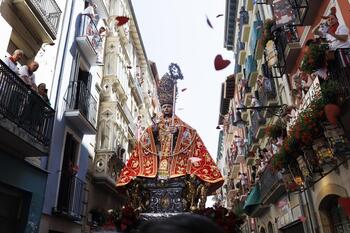 Pamplona arropa a su glorioso San Fermín