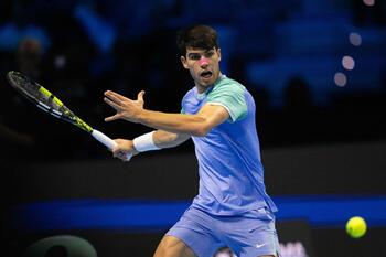 Alcaraz vence en dos sets a Rublev y sigue vivo en la ATP