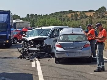 Choca contra un coche y acaba impactando contra un camión