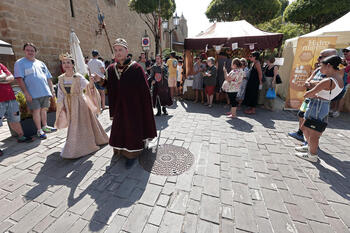 Todo Olite se engalana con su Fiesta Medieval