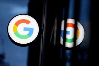 La UE impone multas millonarias a Google y Apple