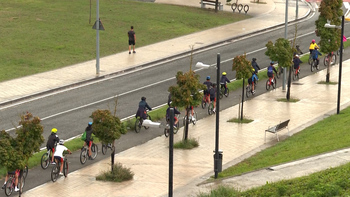 700 escolares pedalean por las calles de Pamplona