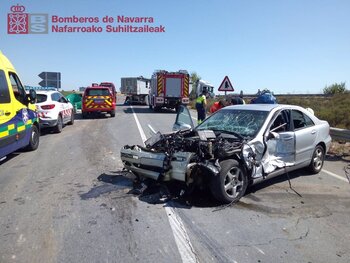 Tres heridos en el choque de un coche y un camión en Funes