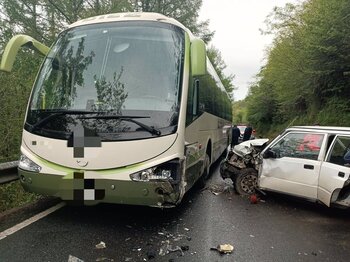 4 heridos al colisionar un autobús y un turismo en Arantza