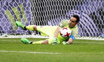 Claudio Bravo cuelga los guantes con 41 años