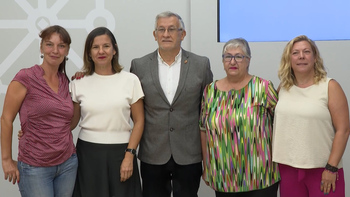 Tres mujeres empoderadas que brillan con luz propia