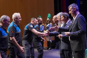 Homenaje a distintas personas y entidades policiales