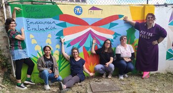 Un mural de casi 4 m2 por las mujeres salvadoreñas