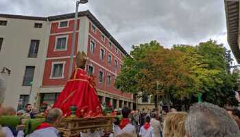 Pamplona mira al cielo en el día grande San Fermín de Aldapa