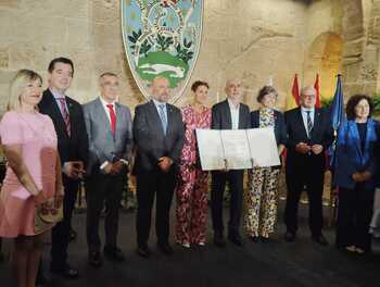 Un emocionado Alfredo Sanzol recibe el Príncipe de Viana