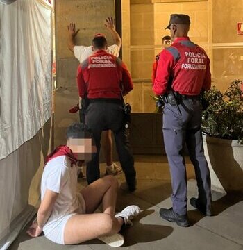 Dos detenidos tras una pelea en la Plaza del Castillo