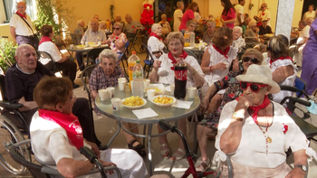 Los mayores de Tudela acompañan la fiesta con la charanga