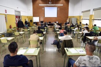 Malestar entre los opositores por la fecha del examen