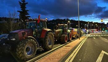Un grupo de tractores se moviliza para entrar en Pamplona