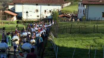 Los Joaldunak llenan de algarabía las calles de Ituren