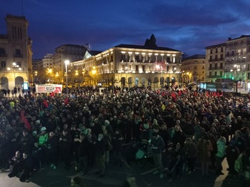 Una manifestación reclama en Pamplona derribar los Caídos