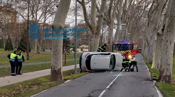 Una conductora herida al chocar contra un árbol en Pamplona