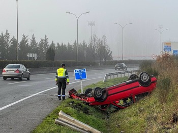 Herido leve tras volcar en la PA-30, en Aranguren