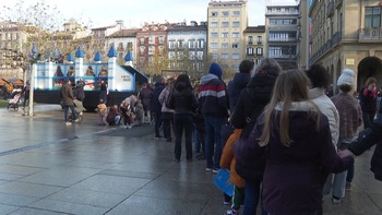 Largas colas en Pamplona para entregar las últimas cartas