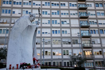 El Papa pasa una noche tranquila tras su crisis respiratoria