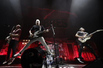 Hombres G Rocks the Navarra Arena: A Legendary Night of Music and Memories